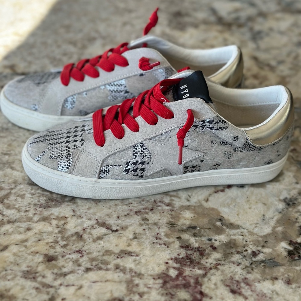 New  Steve Madden
Philosophy Low Rise Star Sneakers